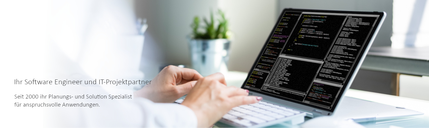 Programmierer Frau Codierung. Girl Coder – Stockfoto - iStock 1327202451 - AndreyPopov